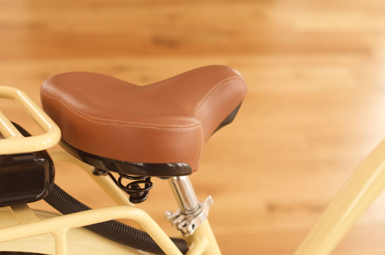 Super wide & comfortable vegan leather sprung saddle